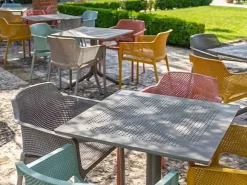 Set tavolo Clipx 80 con 4 sedie Net Arcobaleno